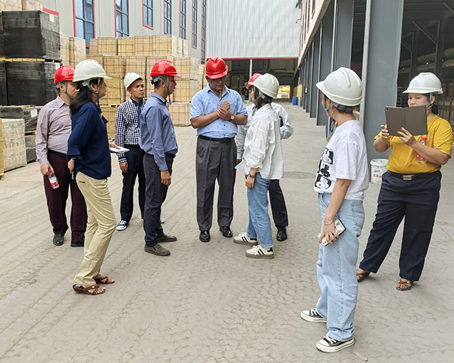 國(guó)外客戶參觀四季火耐火材料澆注料車間