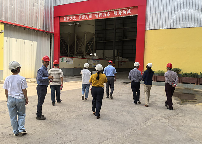 國外客戶參觀四季火耐火材料科研中心